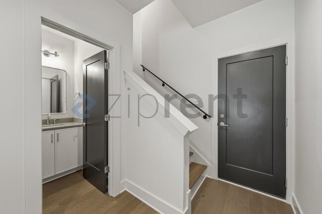 Building Photo - 425 S Walker St