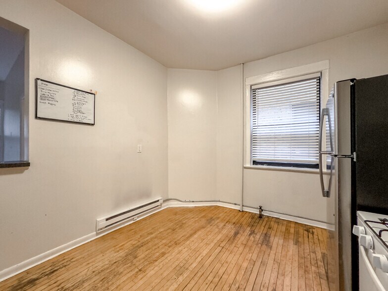 Building Photo - 917 W Waveland Ave