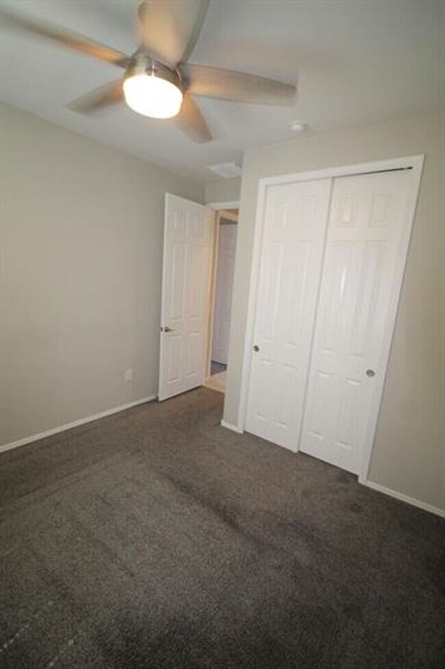Building Photo - Desirable La Estancia Neighboorhood