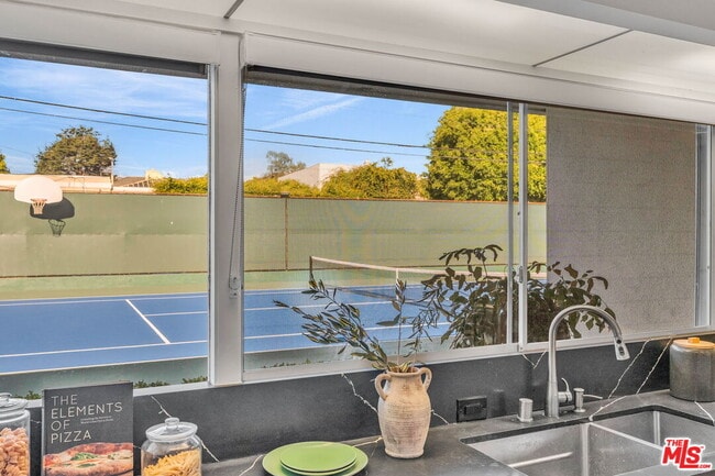 Building Photo - 802 N Crescent Dr