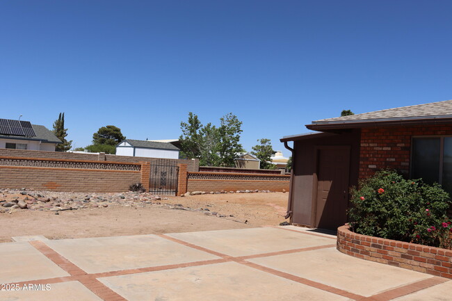 Building Photo - 1841 Lexington Dr