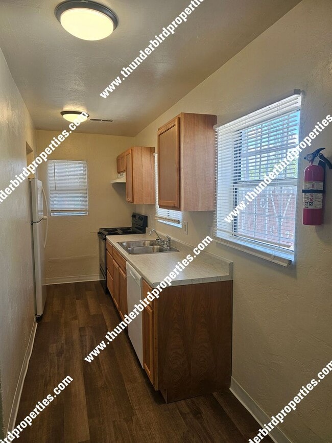 Building Photo - 1206