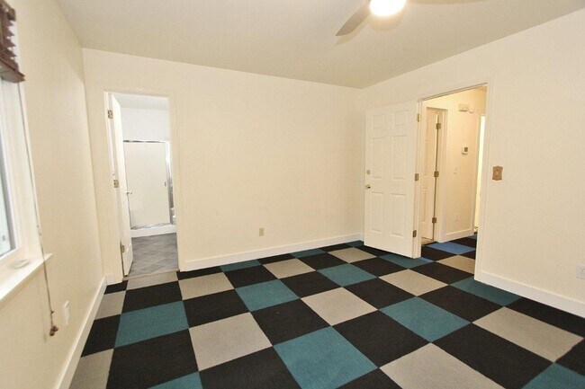 Building Photo - Single-Level Home in Quiet Neighborhood