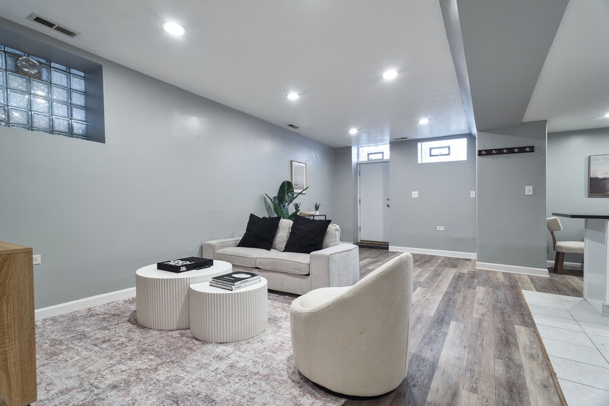 Building Photo - 3047 N Clybourn Ave