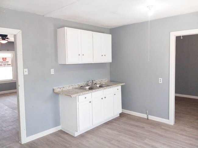 Building Photo - Handyman Special $0 First Month's Rent / “...