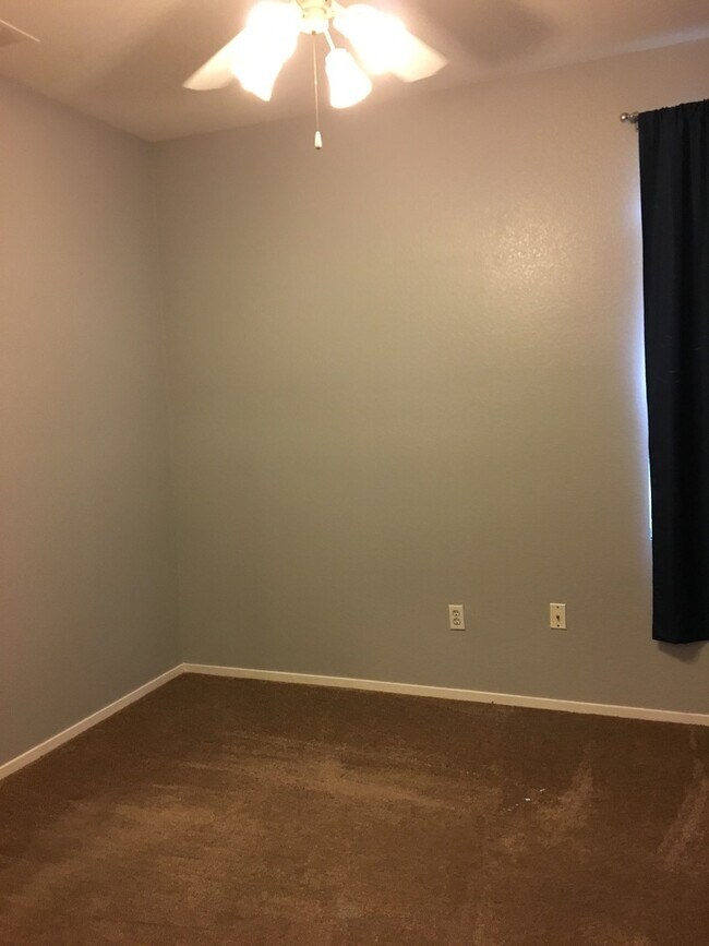 Building Photo - Updated Roseville Home