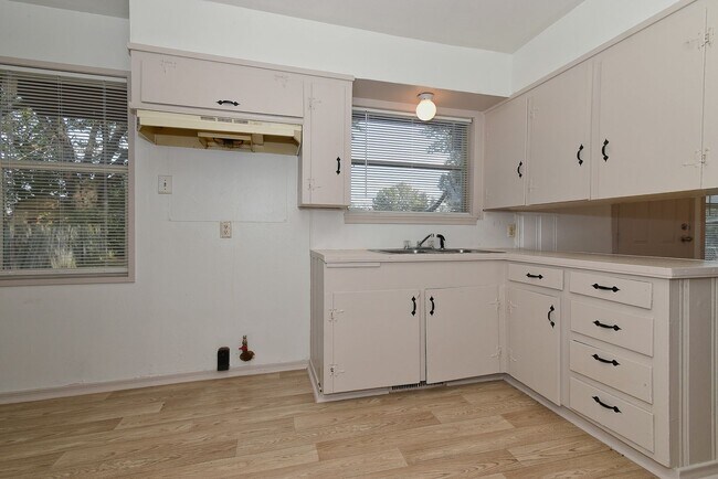 Building Photo - 1304 Skyline Dr