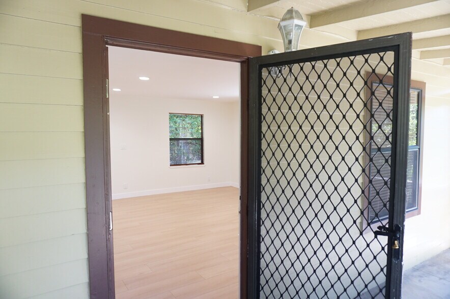 Building Photo - 3948 Pennsylvania Ave