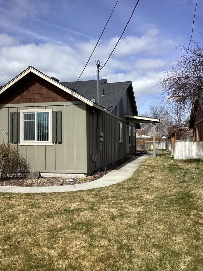 Building Photo - 1335-1335 NE Del Norte Ave