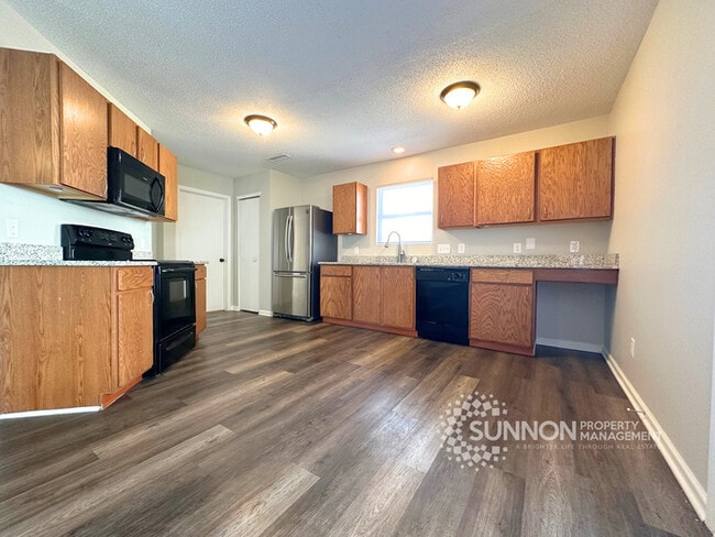 Building Photo - Charming 3 Bedroom 2.5 Bathroom in Meadow Hill