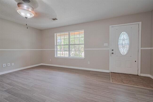 Building Photo - 210 N Shirley Ln