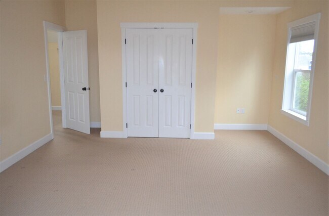 Building Photo - Spacious 3 bedroom Costal Home with Vaulte...