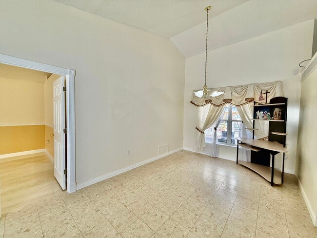 Building Photo - 125 SW Donna Terrace