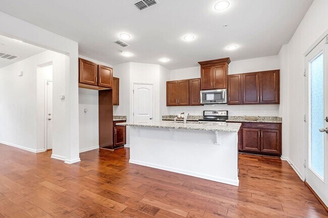 Building Photo - 1038 Livingstone Ln