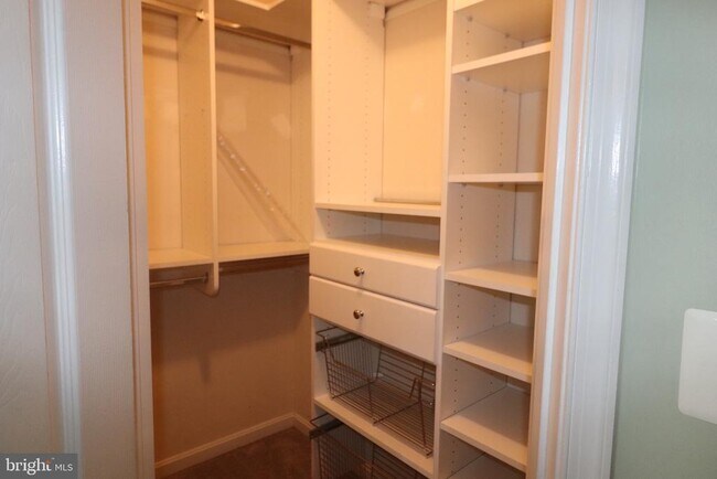 Building Photo - 104 Stingray Ct