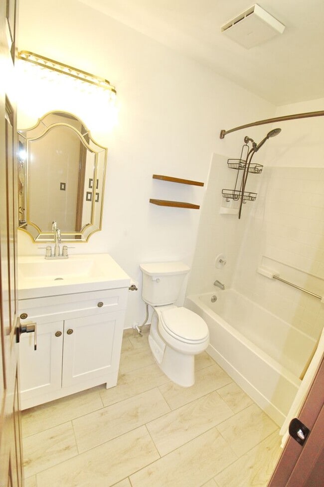 Building Photo - Cat-Friendly Upgraded Unit A Half A Block ...