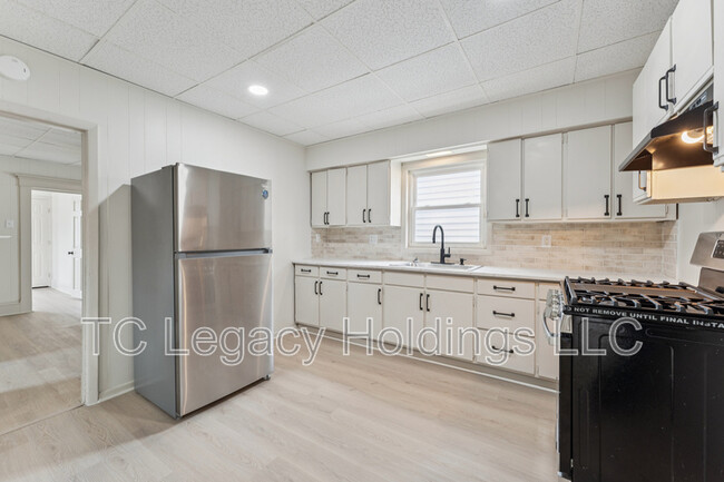 Building Photo - 127 Denham St