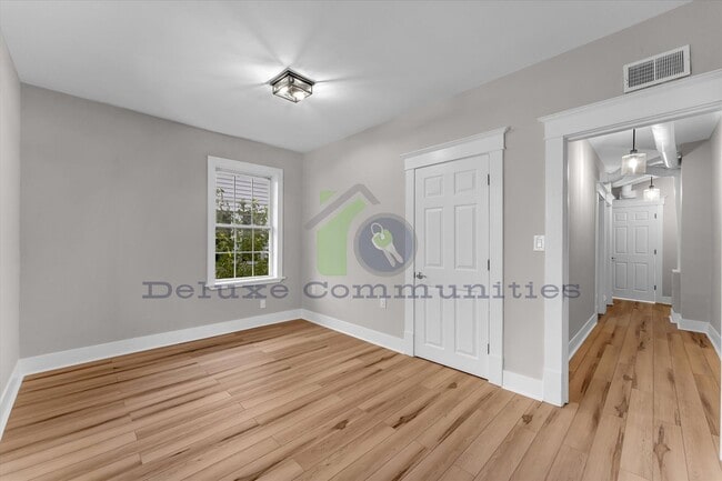 Building Photo - 724-724 Adams St SE