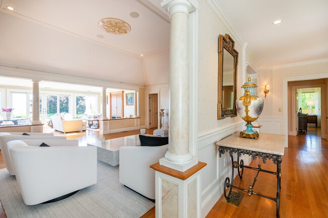 Building Photo - 3 Barclay Sq