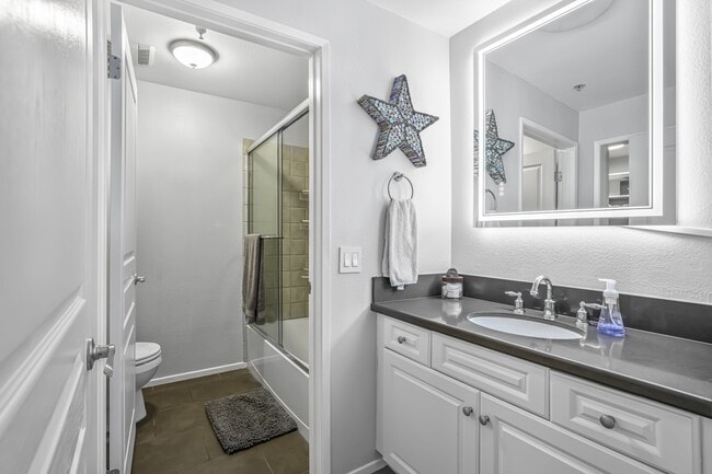 Building Photo - 7320 Hawthorn Ave