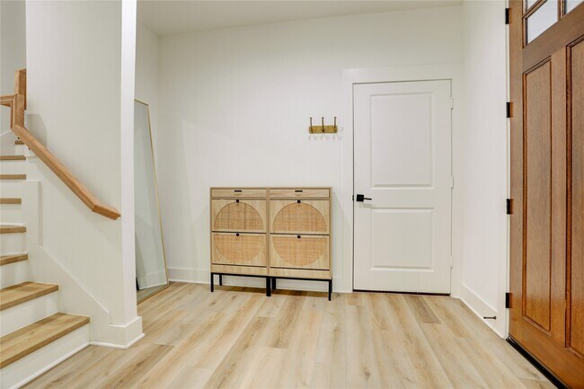 Building Photo - 2013 Cochran St