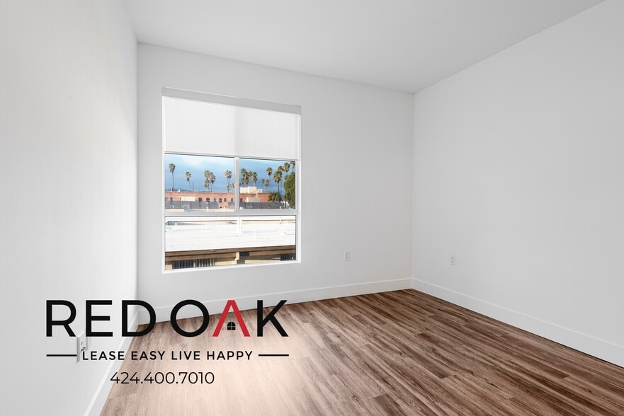 Building Photo - 453 S Kenmore Ave