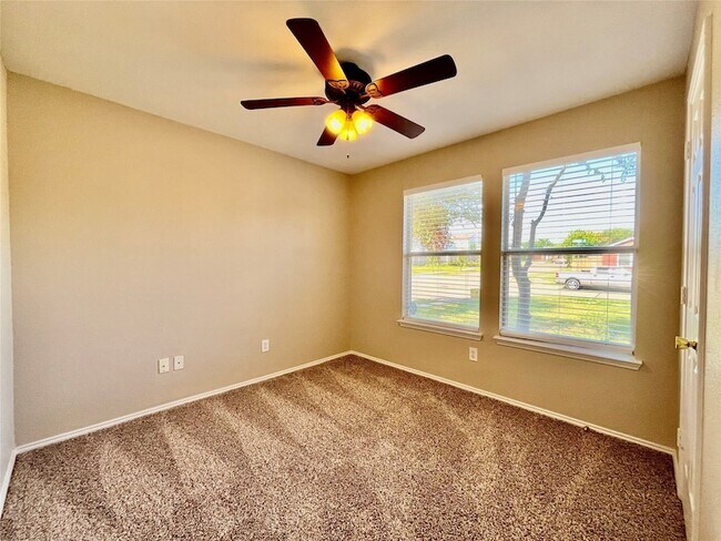 Building Photo - 2200 Lookout Ln