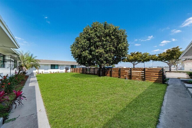 Building Photo - 7600 Pembroke Rd