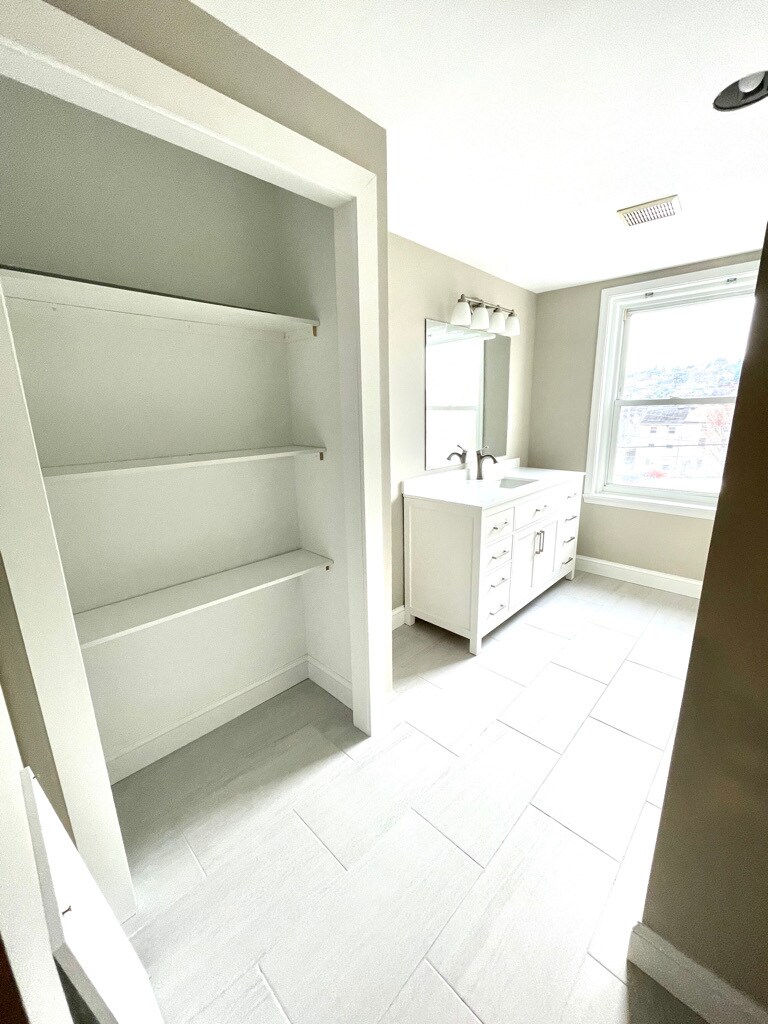 2nd floor bathroom - 4680 Umbria St