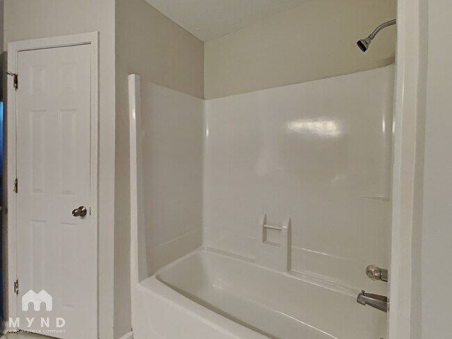 Building Photo - 207 Lake Forest Dr