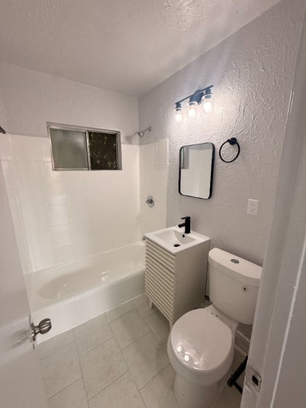 Building Photo - 115 E Colden Ave