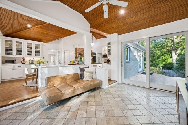 Building Photo - Elegant Chevy Chase Cul-de-Sac Home with Spacious Layout!