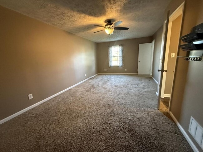 Building Photo - 1402 N Miles St