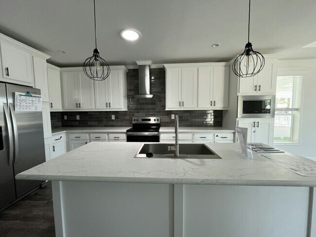 Building Photo - 117 N Lake Dr