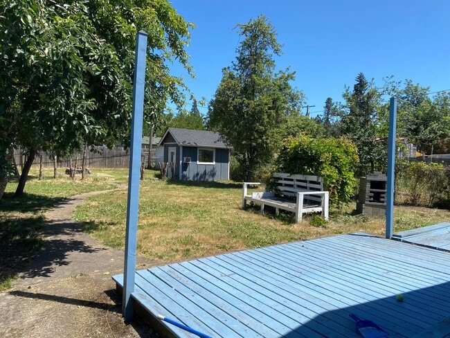 Building Photo - Great Single level home close to all your ...