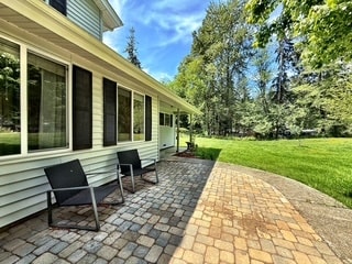 Building Photo - 450 NE Riverhill Dr