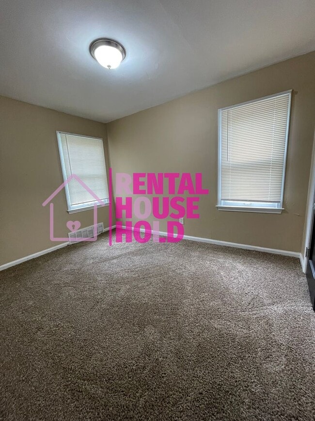 Building Photo - ~ 3 BEDROOM 1.5  BATH SINGLE FAMILY HOME~ ...