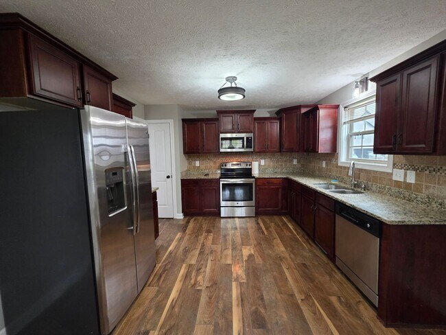 Building Photo - Pick Your Own Move-In Special!