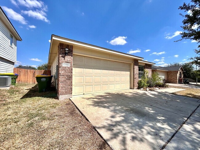 Building Photo - Inviting 4/BR 2/BA Home with Spacious Back...