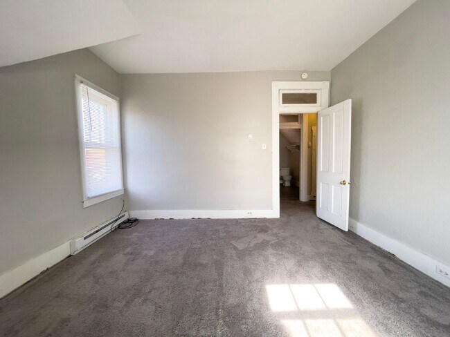 Building Photo - Dishwasher Included