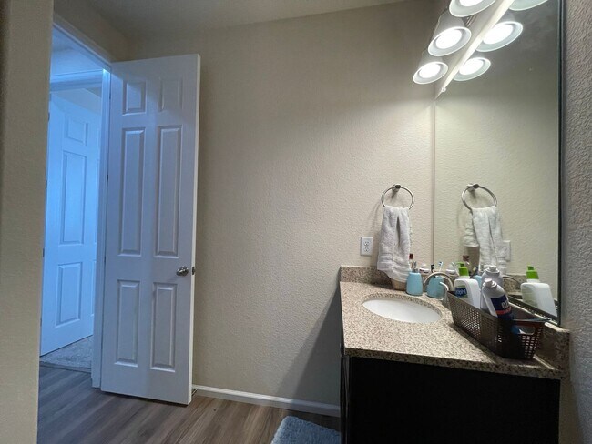Building Photo - Beautiful 4 Bedroom Ranch Home For Rent