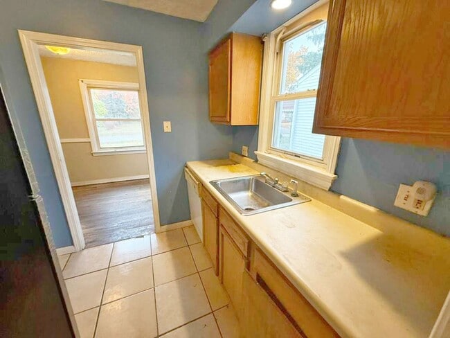 Building Photo - 3 BED, 1 BATH BEAUTIFUL SINGLE-FAMILY HOME IN CLEVELAND!