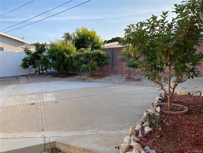 Building Photo - 16919 Daphne Ave