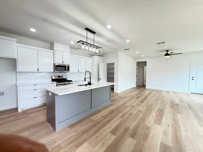 Building Photo - Brand New Stunning Town-Home!