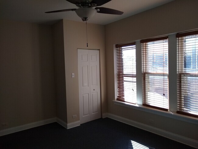 Building Photo - 2-Bed/ 1-Bath Condo for Rent in North Rogers Park