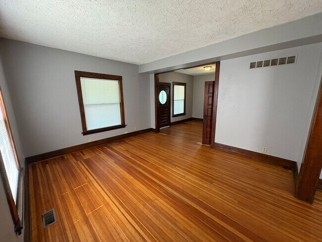 Building Photo - Charming 3-Bed Home with Spacious Layout &...