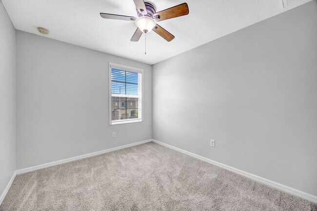 Building Photo - 3 Bedroom 2 Bathroom Townhouse