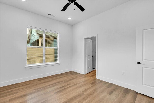 Building Photo - 1420B Forward Dr