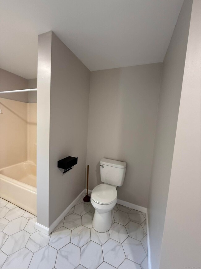 Building Photo - 1752 Farmington Ave