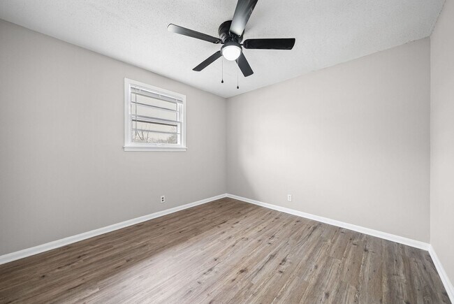 Building Photo - 111 Tandy Dr